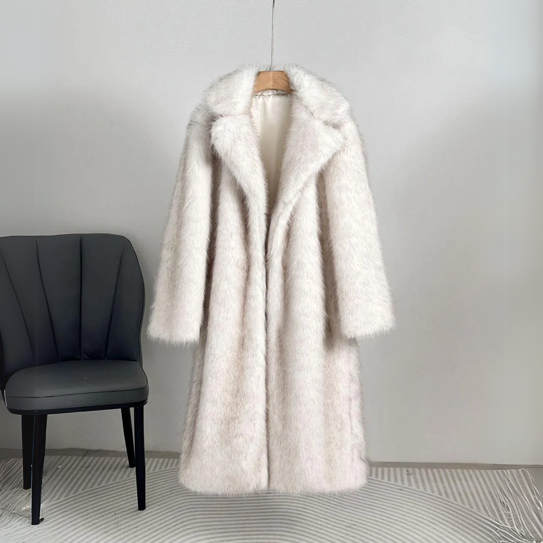 Elegant and Luxurious Coat for a Sophisticated Winter