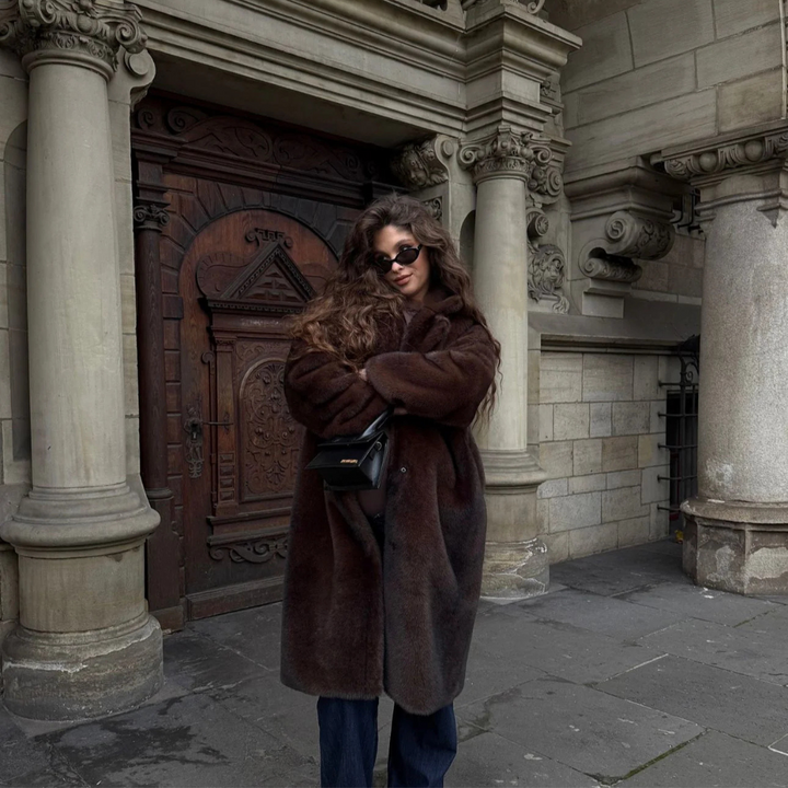 Elegant and Luxurious Coat for a Sophisticated Winter